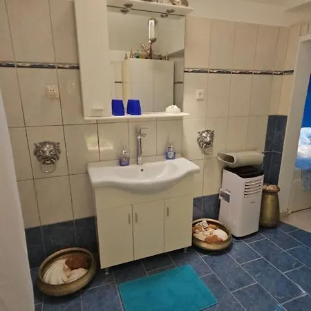 & Gardens 2-bed In Sevasti Vilă *